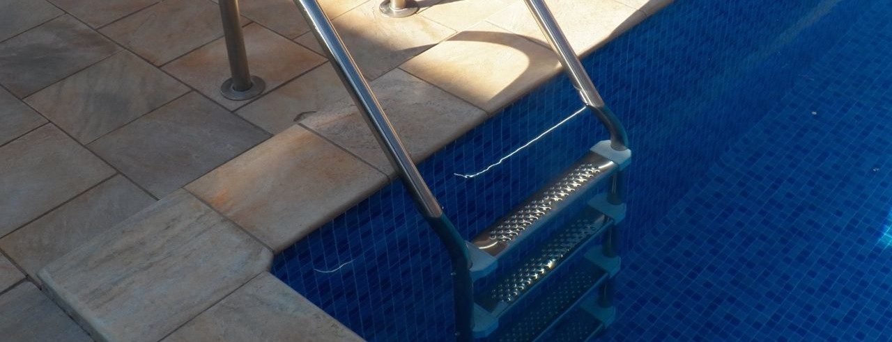 Escada de inox instalada na borda de piscina