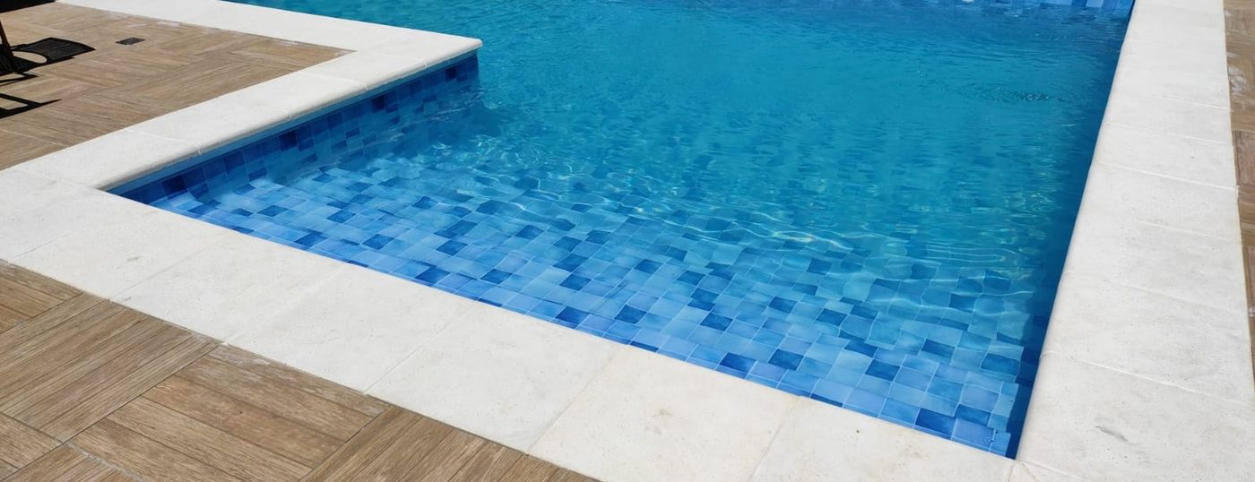 Piscina de vinil pronta, com escada e borda em mosaico azul