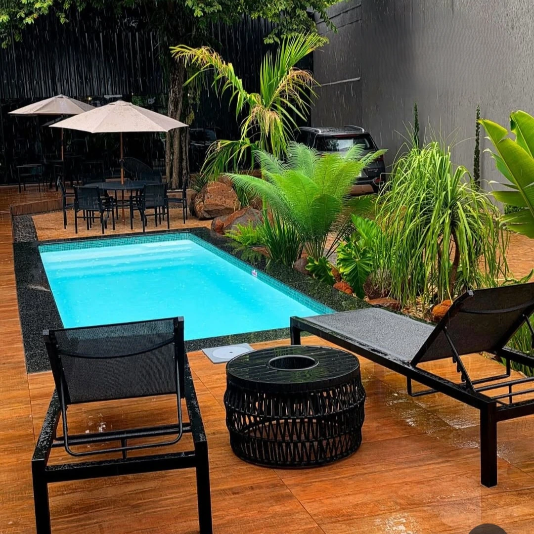 Mesa de centro, champanheira e espreguiçadeiras da Poços