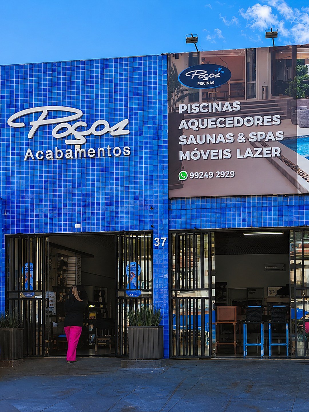 Fachada da loja Poços Acabamentos, número 37, com a entrada aberta