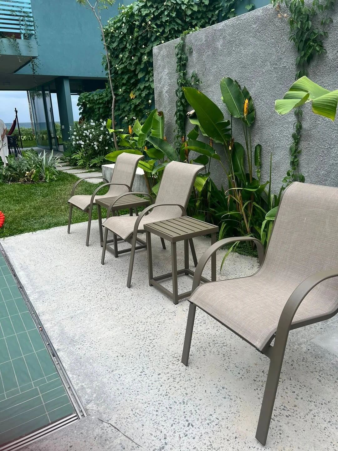 Poltronas da Poços num deque à beira da piscina