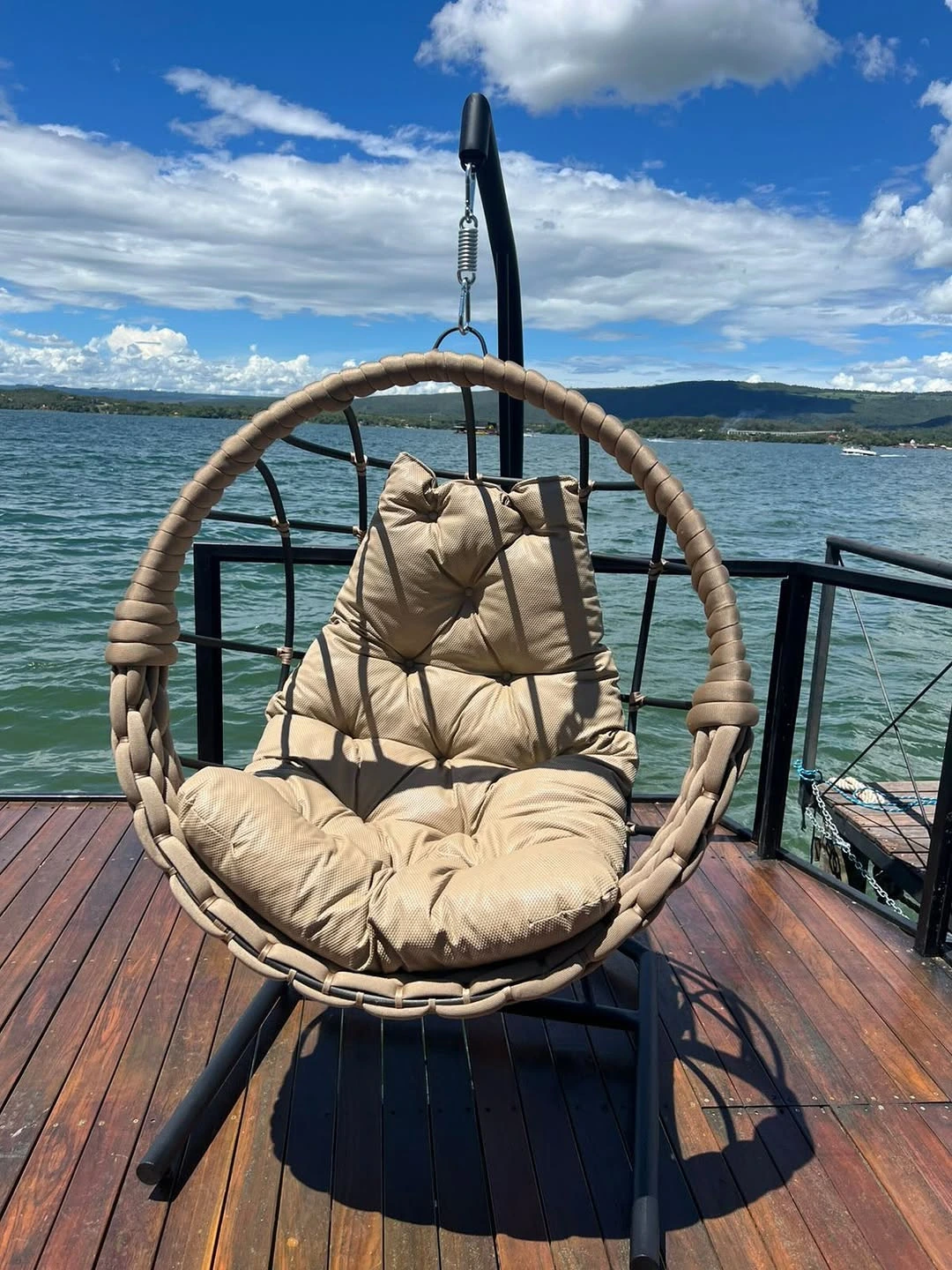 Cadeira de balanço em ninho da Poços com vista para o lago