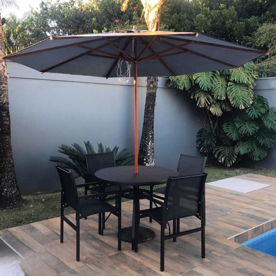 Mesa, cadeiras e ombrelone