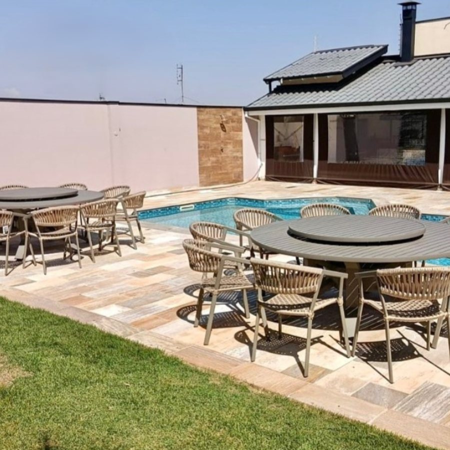 Mesa e cadeiras em rattan, alto padrão