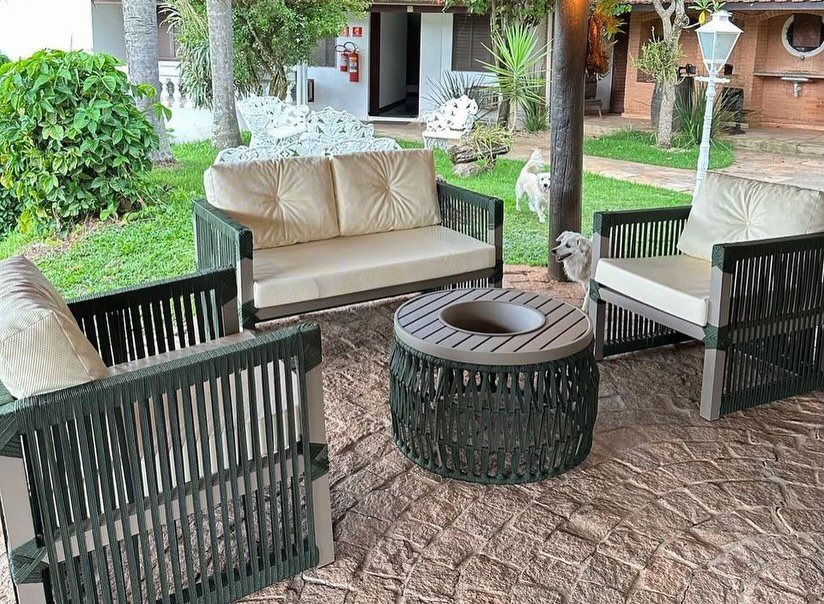 Conjunto de sofá e poltronas