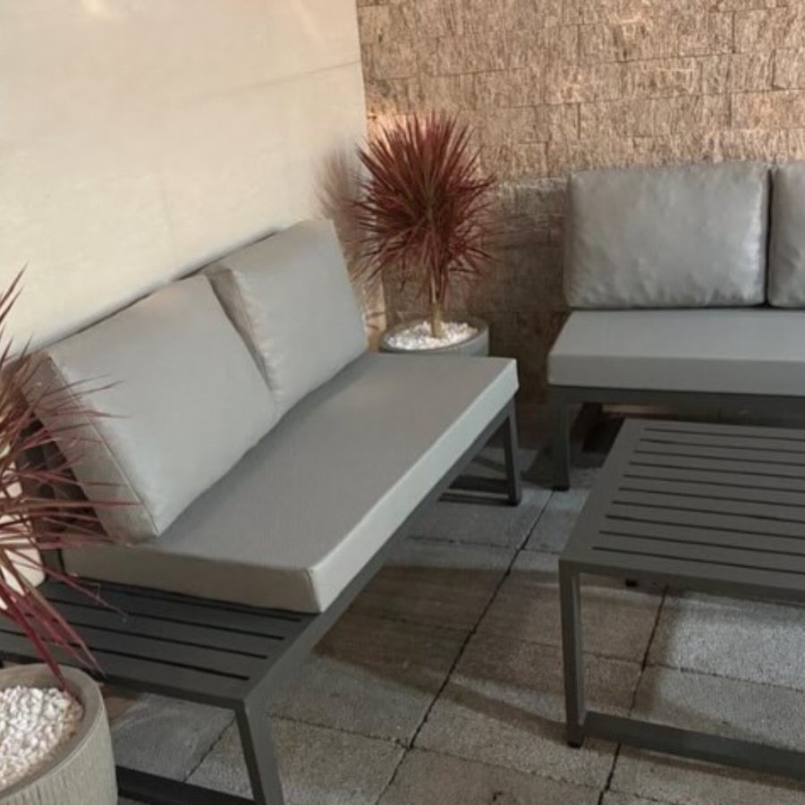 Sofá com mesa de centro lateral