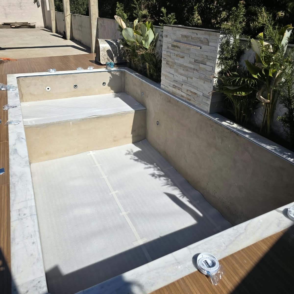 Piscina de alvenaria em construção, estrutura de concreto pronta pra revestir