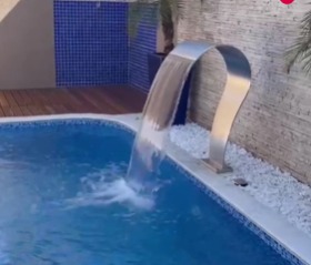 Cascata em inox, lâmina cortina de parede, instalada numa piscina pequena