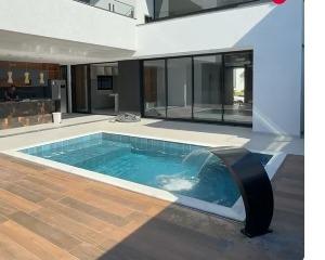 Cascata preta, bica curva, instalada num degrau de piscina