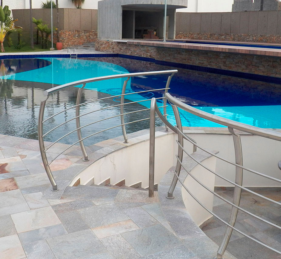 Corrimão de inox curvo instalado na borda da piscina