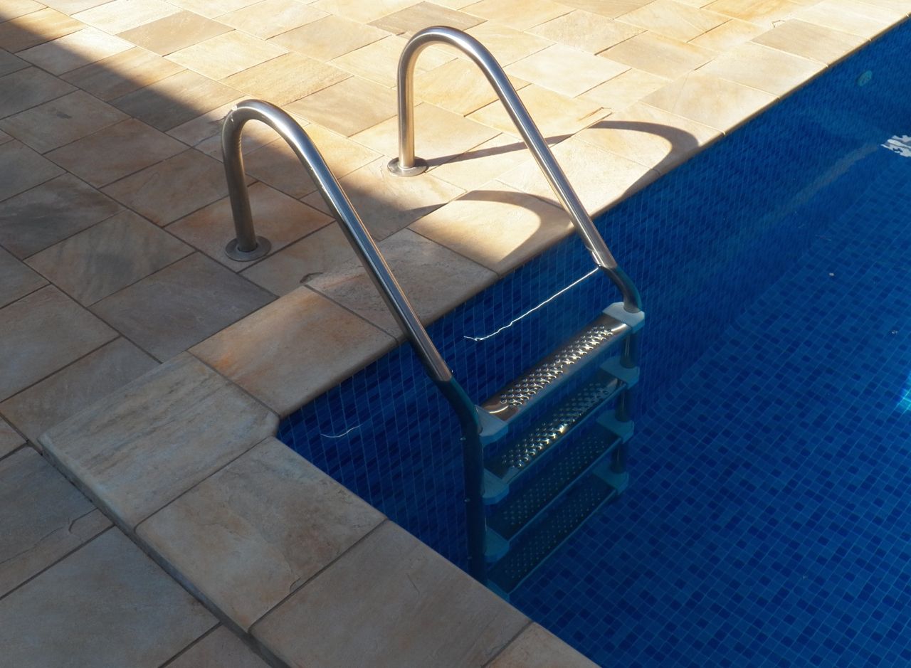 Escada de inox instalada na piscina