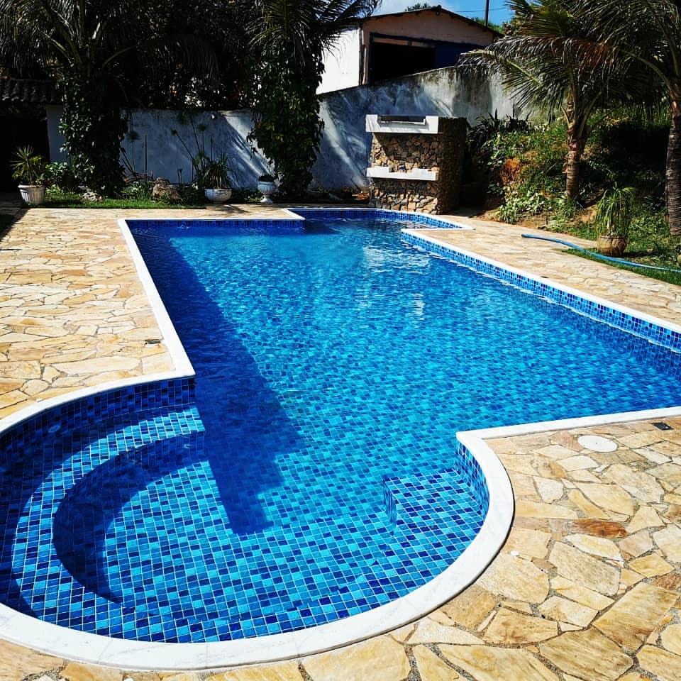 Piscina residencial com hidromassagem integrada